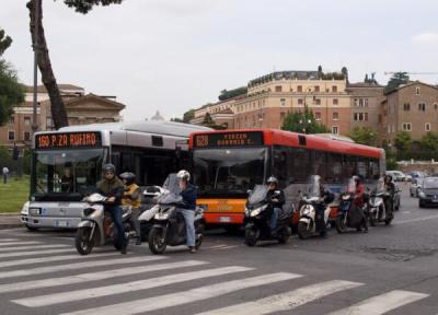 ایتالیایی ها خودروهای شخصی را کنار می گذارند ، ابتکاری برای جلوگیری از تردد خودرو در مرکز شهر (تور ایتالیا)